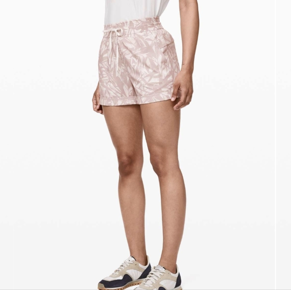 Lululemon shorts size 6